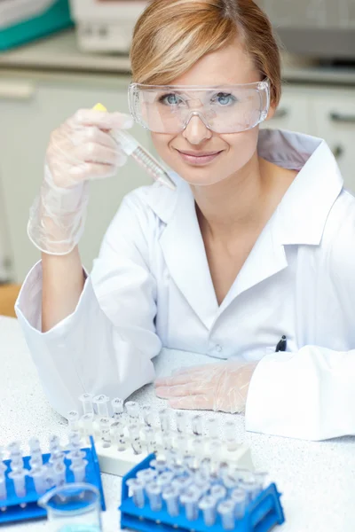 サンプルを保持している自己安心の白人女性の科学者 — ストック写真