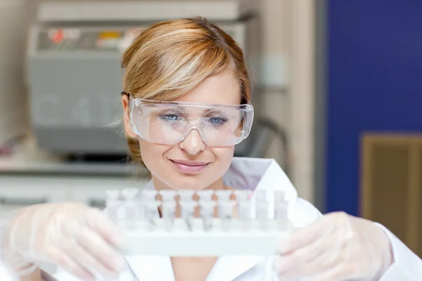 Cientista feminina caucasiana concentrada a recolher amostras — Fotografia de Stock