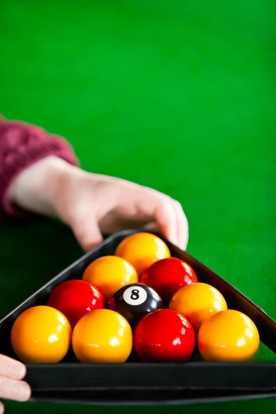 Close-up de um jogador de snooker colocando bolas com triângulo — Fotografia de Stock