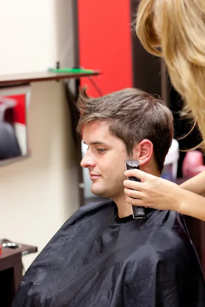 Junger kaukasischer Mann wird rasiert — Stockfoto