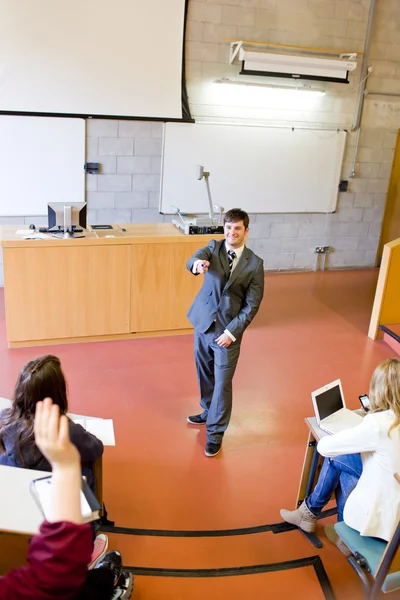 Professor carismático dando uma lição para estudantes universitários — Fotografia de Stock