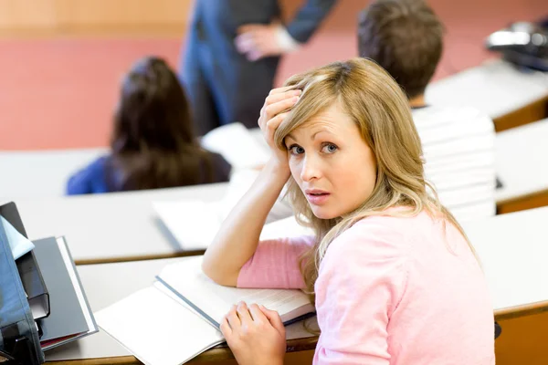Porträt einer gelangweilten Studentin während einer Universitätslektion — Stockfoto