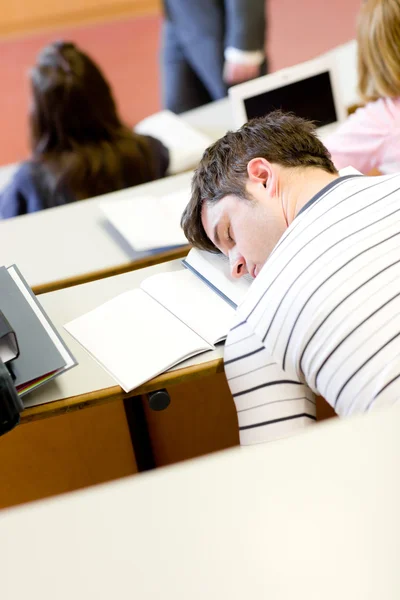 In slaap mannelijke student tijdens een les Universiteit — Stockfoto
