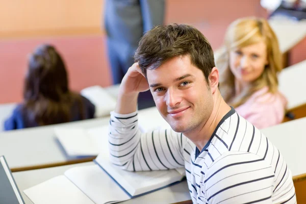 Örömteli férfi diák mosolyogva a kamera alatt az Egyetem l — Stock Fotó