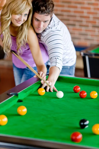 Novio cariñoso aprendiendo a su novia a jugar billar —  Fotos de Stock