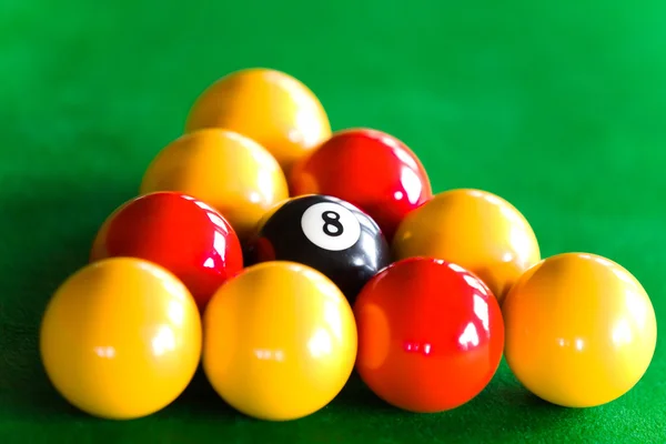 Close-up de bolas de bilhar dispersadas em triângulo — Fotografia de Stock