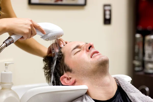 Ładny człowieka o jego umyć włosy — Zdjęcie stockowe