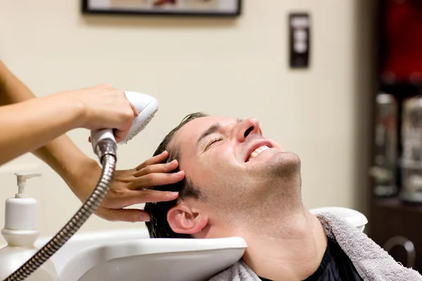 Przystojny mężczyzna o jego umyć włosy — Zdjęcie stockowe