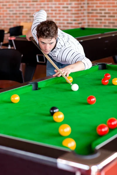 Koncentrerad ung man spela snooker — Stockfoto