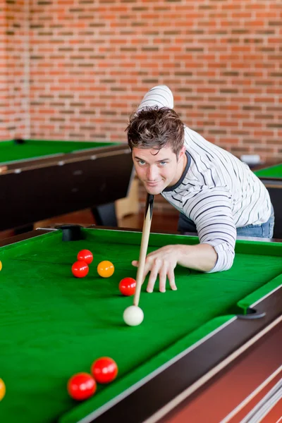 Magabiztos fiatal ember, játék snooker — Stock Fotó