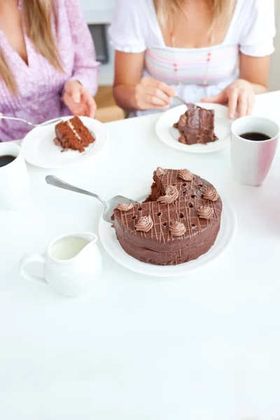 Bir kitche bir doğum günü partisi sırasında bir çikolatalı kek Close-Up — Stok fotoğraf