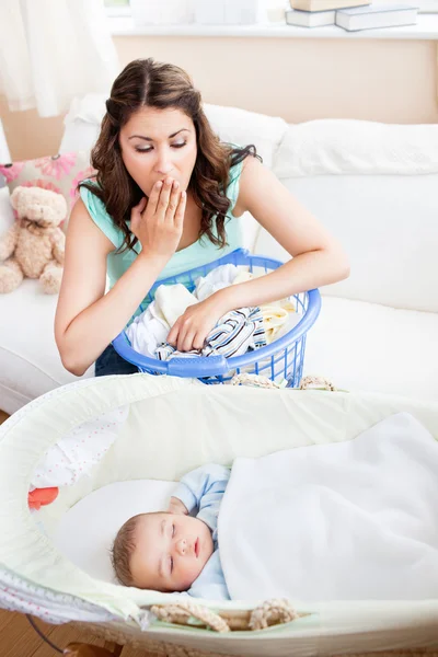 Bela mãe surpreendida vendo seu bebê dormindo pacificamente i — Fotografia de Stock