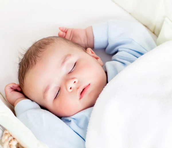 和平的宝宝睡在他家的摇篮的肖像 — 图库照片