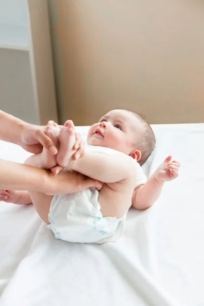 彼女の赤ん坊のおむつを変更する母のクローズ アップ — ストック写真