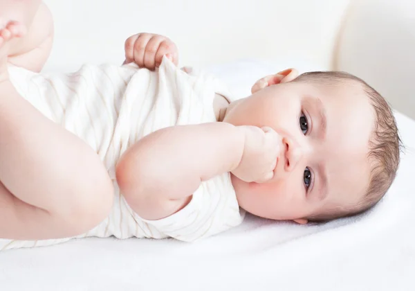 Retrato de um bebê recém-nascido bonito deitado no sofá em seu quarto — Fotografia de Stock