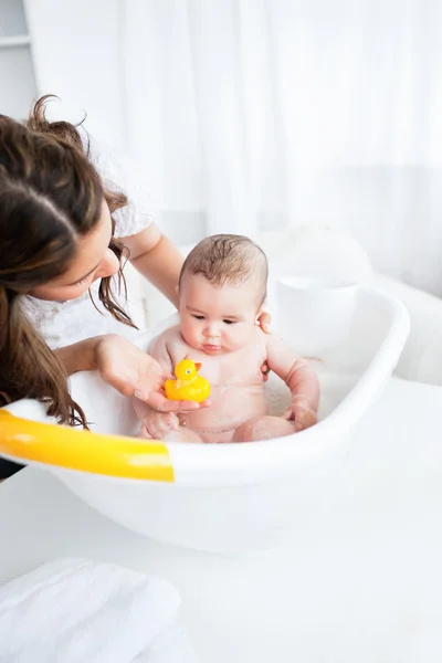 Красива мати дає ванну своїй дитині — стокове фото