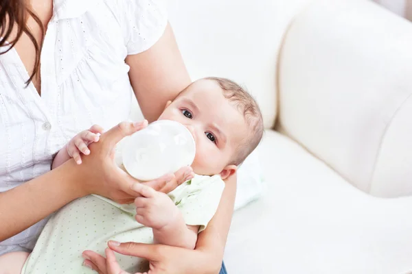 Close-up dítě v matčině ruce konzumní mléko na oběd — Stock fotografie