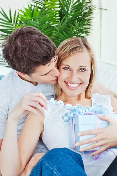 Retrato de uma mulher feliz recebendo um presente de seu namorado — Fotografia de Stock