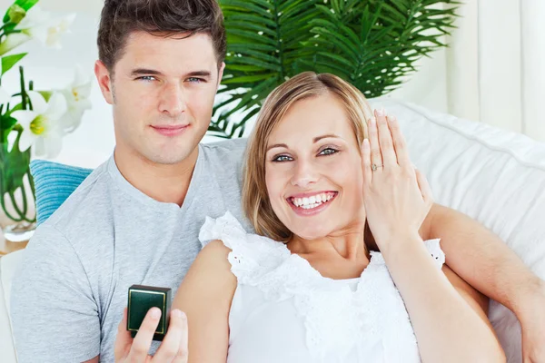 Glückselige Frau zeigt ihren Ehering in die Kamera — Stockfoto