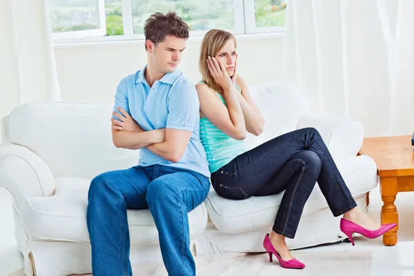 Casal irritado sentado no sofá de costas para trás depois de uma briga — Fotografia de Stock