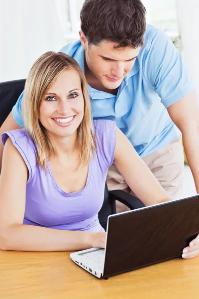 Portrait of a cheerful woman and her attentive boyfriend using a — Stock Photo, Image