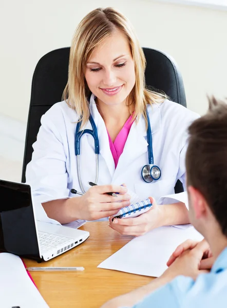 Female doctor writing a prescription to her patient during an ap — Stock Photo, Image