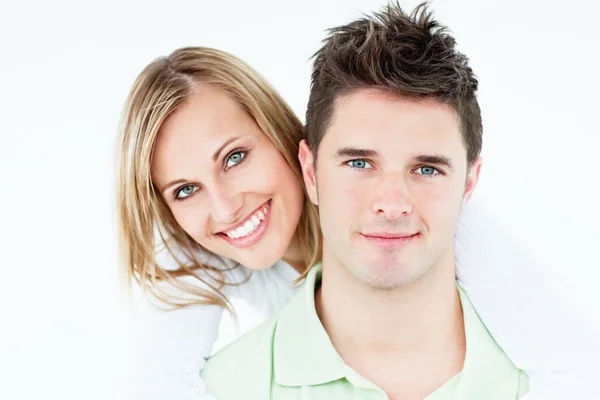 Retrato de una joven pareja feliz de pie sobre un fondo blanco —  Fotos de Stock