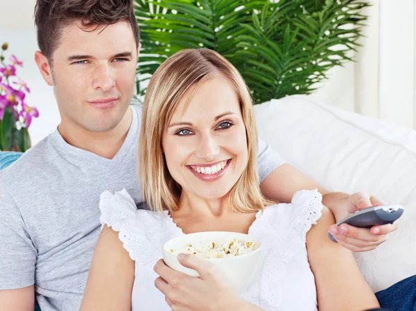 Портрет привлекательной пары с поп-кукурузой и удаленным отдыхом — стоковое фото