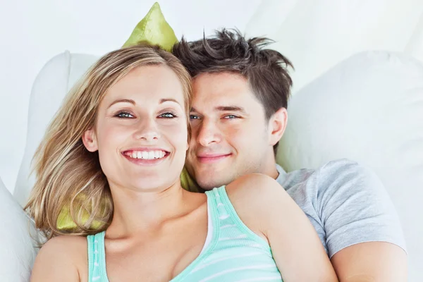 Portrait eines attraktiven Paares, das sich umarmt und entspannt auf dem sof — Stockfoto