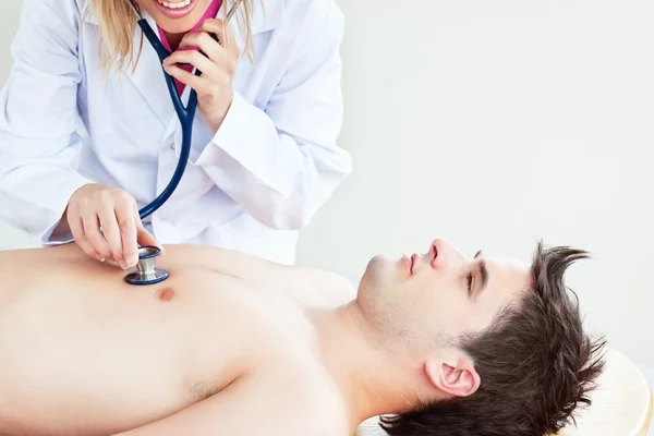 感觉呼吸的病人躺在一名医生的特写 — 图库照片
