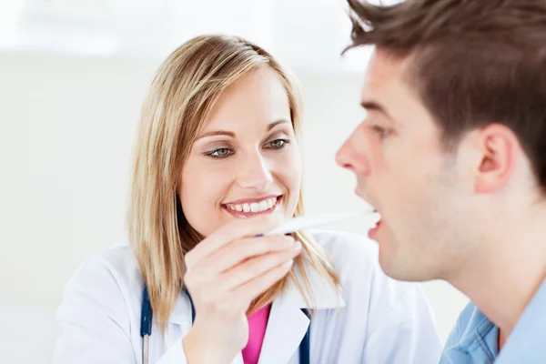 Retrato de uma médica tomando uma amostra de saliva de uma palmadinha masculina — Fotografia de Stock