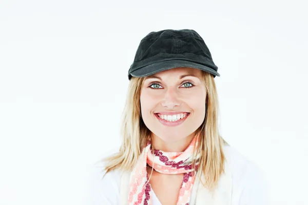 Jasny blond kobieta czapka i szalik, uśmiecha się do kamery agai — Zdjęcie stockowe