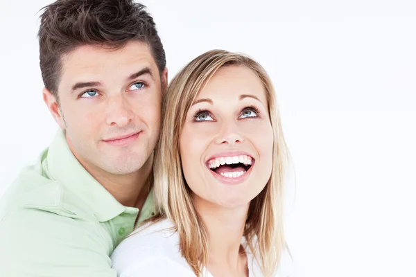 Retrato de um casal alegre olhando para o topo de pé contra — Fotografia de Stock