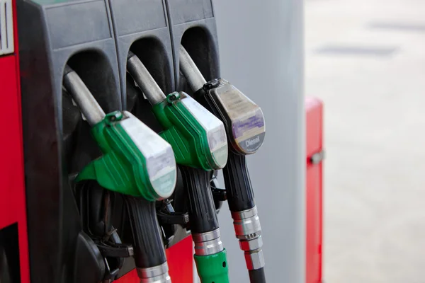 Close-up van een benzine pompen spuitstukken in een benzine station — Stockfoto