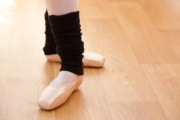 Közeli kép: balerina barátait a láb alatt egy lecke — Stock Fotó