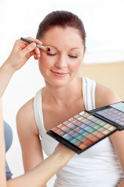 Mujer atractiva teniendo una lección de maquillaje en casa — Foto de Stock