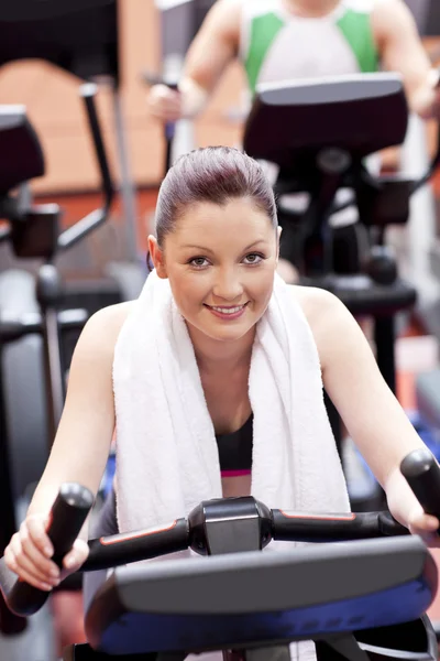 Sportliche Frau mit Fahrrad in Sportzentrum — Stockfoto
