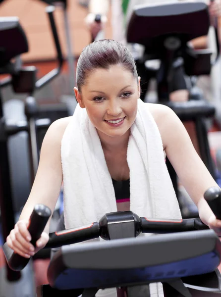 Retrato de una mujer positiva haciendo ejercicios en un centro deportivo —  Fotos de Stock