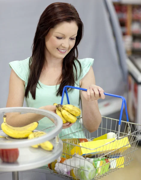 식료품이 게에서 바나나를 구입 하는 건강 한 여자 — 스톡 사진