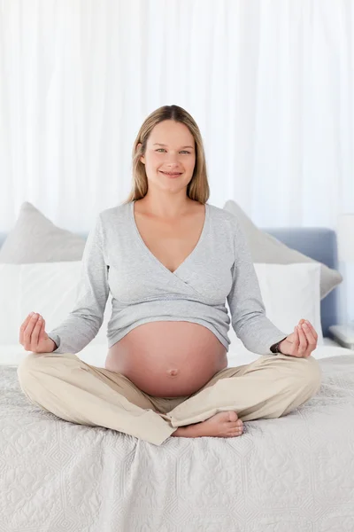 Ganska gravid kvinna gör yoga — Stockfoto