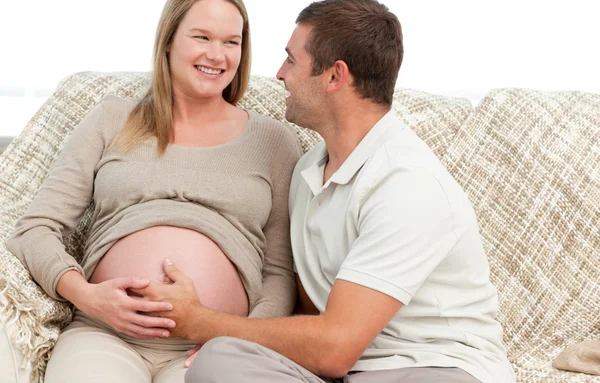 Šťastný člověk dotýká břicho těhotné manželky — Stock fotografie