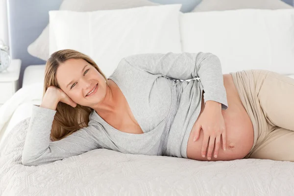 Glückliche zukünftige Mutter, die ihren Bauch berührt — Stockfoto