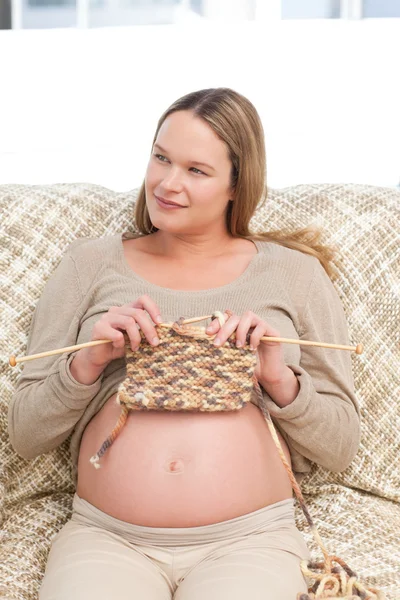 Jövő anya, kötés, és keresi az oldalon — Stock Fotó