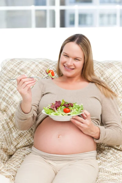 Piękna kobieta w ciąży gospodarstwa miseczka sałatki — Zdjęcie stockowe