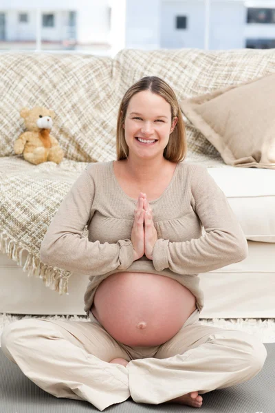 Retrato de uma mulher grávida bonito fazendo ioga — Fotografia de Stock