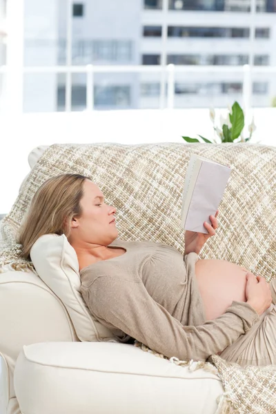 A jövő anya olvasó egy könyv feküdt portréja — Stock Fotó
