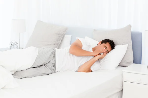 Hasta adam burnunu onun yatakta yatarken üfleme — Stok fotoğraf
