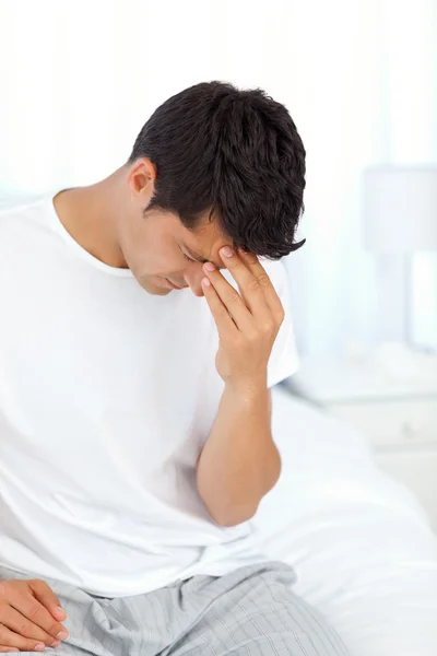 Atrakcyjny mężczyzna o ból głowy i dotykając czołem — Zdjęcie stockowe