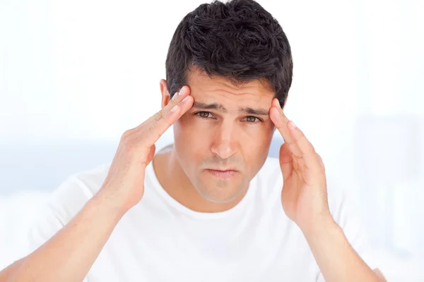 Yorgun adam bir baş ağrısı acı — Stok fotoğraf