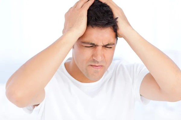 Muž trpící migrénou na probuzení — Stock fotografie